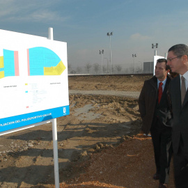 Foto de 2007 del entonces alcalde de Madrid, Alberto Ruiz-Gallardón, enla inauguracion de las obras de ampliación del Polideportivo Gallur.