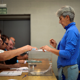 Una mujer vota en un colegio electoral en Durango (Vizcaya). REUTERS/Vincent West