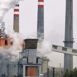 Instalaciones de las baterías de cok de Avilés, funcionando a pleno rendimiento. EFE