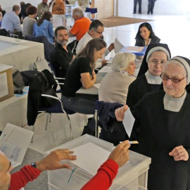 Un grupo de religiosas vota en un colegio electoral, durante la jornada en que Galicia celebra las elecciones autonómicas, esta mañana en Santiago de Compostela. EFE/Lavandeira jr