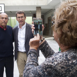 El candidato del PP a la Presidencia de la Xunta, Alberto Núñez Feijóo posa para una foto tras votar eta mañana en el colegio Niño Jesús de Praga, en Vigo. EFE/Salvador Sas