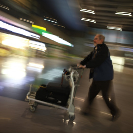 Un viajero de AVE en la estación de Málaga. REUTERS