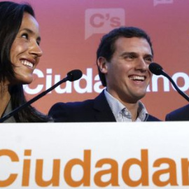 Los líderes madrileños de Ciudadanos, Begoña Villacís (Ayuntamiento) e Ignacio Aguado (Comunidad), con el presidente de su partido, Albert Rivera (centro). Archivo EFE