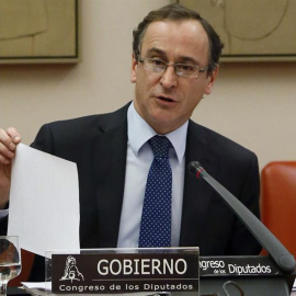 El nuevo ministro de Sanidad, Alfonso Alonso, durante su primera comparecencia en la Comisión de Sanidad del Congreso. EFE