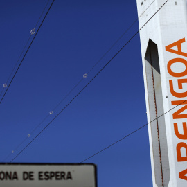 Detalle de una de las torres de la planta solar Solucar, de Abengoa, en la localidad sevillana de Sanlúcar la Mayor. - REUTERS