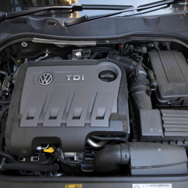 Un motor TDI diesel en un Volkswagen Passat  en un concesionario en Londres. REUTERS/Stefan Wermuth