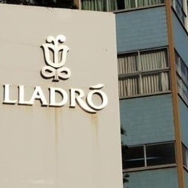 Logo de Lladró en su sede. E.P.