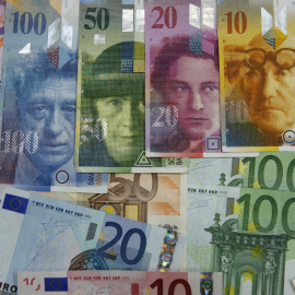 Diversos billetes de euro y de franco suizo. REUTERS