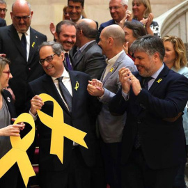 El nuevo presidente de la Generalitat, Quim Torra (c), aplaudido por los miembros de su partido en la escalinata del Parlament (TONI ALBIR | EFE).