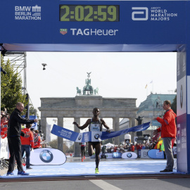 Llegada de Bekele a la meta donde se proclamó vencendor del maratón de Berlín.- REUTERS