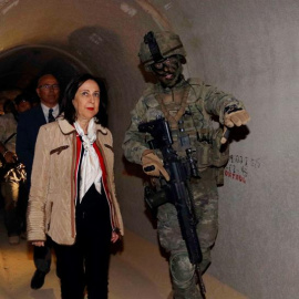 La ministra de Defensa, Margarita Robles, acompañada de un legionario, durante una visita a la base "Álvarez de Sotomayor" en Viator (Almería). - EFE/ Ricardo García.