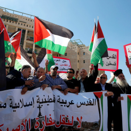 Los palestinos participan en una protesta contra la apertura de la nueva embajada de los EEUU.