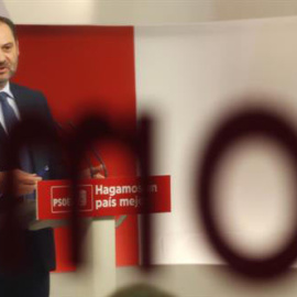 El secretario de Organización del PSOE, José Luis Ábalos, durante la rueda de prensa que ha ofrecido en la sede de Ferraz para analizar la actualidad política. (JAVIER LIZÓN | EFE)