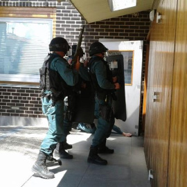 Se entrega el policía nacional atrincherado en los juzgados de La Almunia/EFE