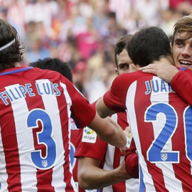 El delantero francés del Atlético celebra con sus compañeros el gol marcado ante el Deportivo. EFE/FERNANDO ALVARADO