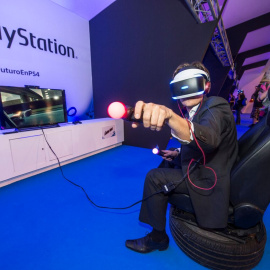 Un asistente a la feria prueba PlayStation VR. - SONY COMPUTER ENTERTAINMENT ESPAÑA