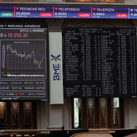 Paneles informativos en el patio de contratación de la Bolsa de Madrid. EFE/Ballesteros