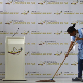 Una mujer limpia en el centro de prensa en Cartagena de Indias, donde se celebrará la firma del acuerdo de paz entre las FARC y el Gobierno de Colombia. AFP / Luis Robayo