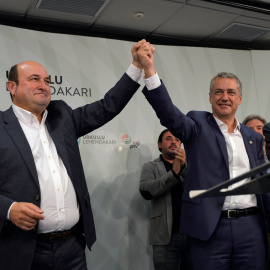 Ilñigo Urkullu celebra su victoria en las elecciones autonómicas en el País Vasco con el presidente del PNV, Andoni Ortuzar, en Bilbao. REUTERS/Vincent West