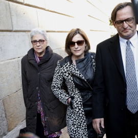 La presidenta de la ANC, Carme Forcadell, con la responsable de Òmnium Cultural, Muriel Casals, y el presidente de la Asociación de Municipios por la Independencia, Josep Maria Vila d'Abadal, a su llegada al Palau de la Generalitat para par