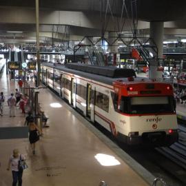 Varios pasajeros transitan por una de las estaciones de Renfe. / EUROPA PRESS