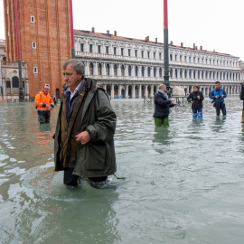 El alcalde de Venecia, Luigi Brugnaro, camina por la inundada Plaza de San Marcos. REUTERS/Manuel Silvestri