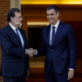 El presidente del Gobierno, Mariano Rajoy, y el líder del PSOE, Pedro Sánchez, se saludan momentos antes de la reunión que mantuvieron en el Palacio de la Moncloa. - EFE