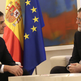 El secretari general del PSOE, Pedro Sànchez, i el president del Govern i del PP, Mariano Rajoy, reunits aquest dilluns a La Moncloa. / Pool Moncloa.