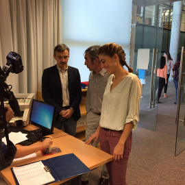 Los diputados madrileños de Podemos Lorena Ruíz-Huerta, Eduardo Gutiérrez y José Manuel López, en el registro de su petición de comparecencia. PODEMOS