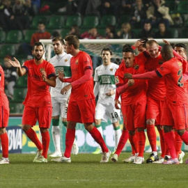 Los jugadores del Barcelona celebran el primer gol del equipo blaugrana. - EFE