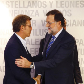 Rajoy y Feijóo se saludan en el Comité Ejecutivo Nacional del PP que se ha reunido hoy para analizar los resultados del 25-S. EFE/J.P. Gandul
