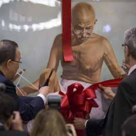 El Secretario General de la ONU, Ban Ki -moon, corta la cinta de una pintura de Mahatma Gandhi durante un evento de la Asamblea General de las Naciones Unidas, con motivo del Día Internacional de la No Violencia. REUTERS