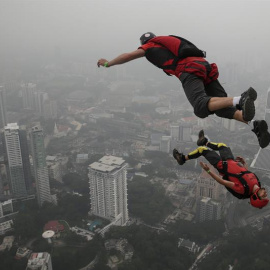 Una chica practica salto base desde un rascacielos en Kuala Lumpur (Malasia). EFE/Fazry Ismail