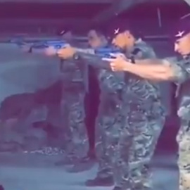 Captura de pantalla del vídeo de los soldados disparando a una fotografía de Jeremy Corbyn.