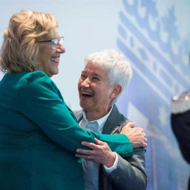 La alcaldesa de Madrid, Manuela Carmena (izquierda), tras hacer entrega de una de las medallas de Oro de la ciudad a la activista de los derechos LGTB y expresidenta del Cogam Boti García. (FERNANDO VILLA | EFE)