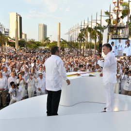 El presidente de Colombian, Juan Manuel Santos, y el líder de las FARC, Rodrigo Londoño Echeverri, 'Timochenko', tras la firma del acuerdo de paz en Cartagena de Indias. REUTERS
