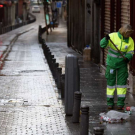 Una trabajadora de los Servicios de Limpieza de Madrid recoge basura. EFE
