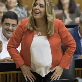 La presidenta andaluza, Susana Díaz, en su escaño durante un pleno del Parlamento regional. /EFE