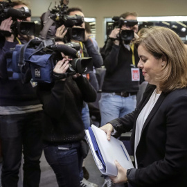 La vicepresidenta del Gobierno, Soraya Sáenz de Santamaría, a su llegada a la rueda de prensa posterior a la reunión del Consejo de Ministros. EFE/Emilio Naranjo