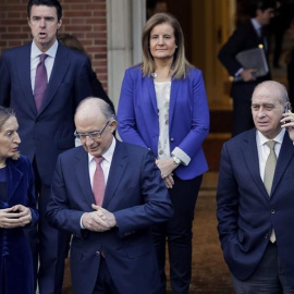 El ministro del Interior, Jorge Fernández Díaz, en la escalinata del Palacio de la Moncloa  antes del Consejo de Ministros. - EFE