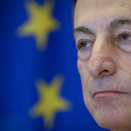 El presidente del Banco Central Europeo (BCE), Mario Draghi, durante una comparecencia ante la Comisión de Asuntos Económicos y Monetarios del Parlamento Europeo, en Bruselas. EFE/Olivier Hoslet