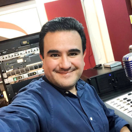 El periodista mexicano, Juan Carlos Huerta, haciéndose un selfie durante su programa radiofónico en Tabasco, México. / Reuters