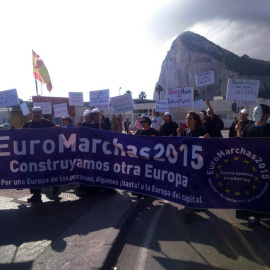 Participantes en la Euromarchas2015 protestan a la entrada de Gibraltar contra los paraísos fiscales.-EUROMARCHAS