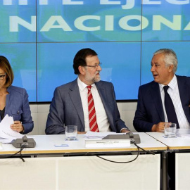 El presidente del Gobierno y del PP, Mariano Rajoy, junto a la secretaria general, María Dolores Cospedal, y el vicesecretario de Política Territorial, Javier Arenas. - EFE