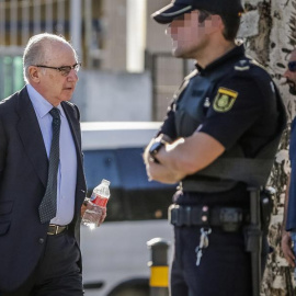 El expresidente de Bankia, Rodrigo Rato, a su llegada a sede de la Audiencia Nacional en San Fernando de Henares, donde prosigue el juicio por el uso de tarjetas opacas al fisco por parte de la cúpula de Caja Madrid y de la entidad rescatad