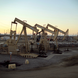Pozos de extracción de petróleo de la compañía Tidelands Oil Production, cerca de Long Beach (California, EEUU). REUTERS/David McNew