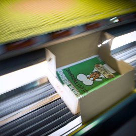 Una foto de la edición de la revista ratifica Charlie Ebdo tras el atentado terrorista de París. /MARTIN BUREAU (AFP)