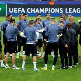 Los jugadores del Real Madrid se reúnen para escuchar a su entrenador, el francés Zinedine Zidane, en el Signal Iduna Park. /EFE