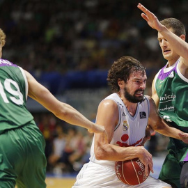 El escolta del Real Madrid Sergio Llull (c) entra a canasta ante el base serbio del Unicaja Nemanja Nedovic. /EFE