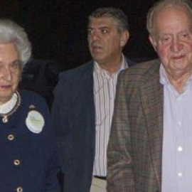 El rey emérito, Juan Carlos I, y su hermana, la infanta Pilar, en una foto del pasado noviembre en el rastrillo de Nuevo Futuro. E.P